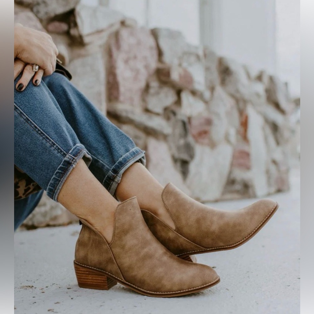 🔥Corky's Flattering Taupe Vanish Boots-NIB🔥